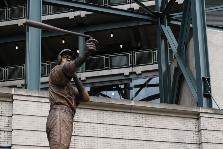 Bat breaks as Ichiro’s statue is unveiled before Mariners game